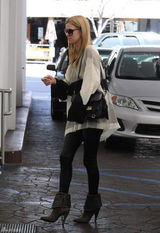高清组图：妮基-希尔顿街拍 宽松毛衣搭配皮裤