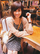 组图：前田敦子可爱小短裤抱萌兔 生活写真秀美