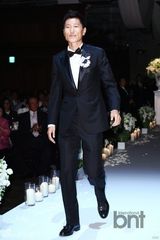 组图：韩国脚金在成迎娶美女主播韩志英