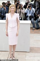 幻灯：《罗宾汉》戛纳记者会 布兰切特粉裙似女神