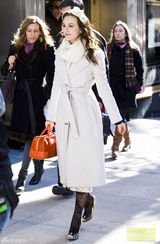 高清组图：莉顿-梅斯特街拍 白色大衣搭配靓包