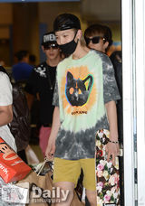 组图：B.A.P香港个唱结束 机场亮相活力四射