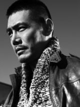 组图：邵兵冬日温暖大片演绎飒爽型男