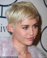 组图：麦莉格莱美派对清新风 收敛性感变俏皮