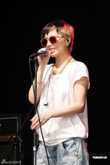 组图：何超仪推新EP携团开唱 感谢老板陈冠希支持