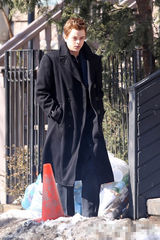 组图：罗伯特帕丁森雪天赶拍新片 吸烟排解劳累