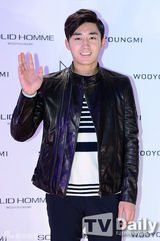 组图：朴海镇出席时尚活动 允浩孙湖竣相聚