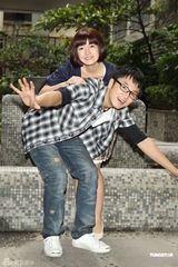 组图：《闪婚》灵感来自大小恋 主演清纯造型现身