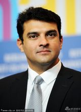 组图：《启宝车》发布 导演卡普尔表情显严肃