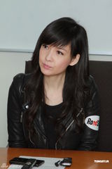 组图：周慧敏个唱DVD亲任监制 赞陈松伶夫妻般配