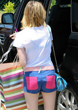 组图：艾玛-罗伯茨着T恤热裤尽显青春靓丽