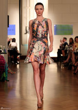 高清组图：辣妈超模米兰达-可儿现身悉尼走秀