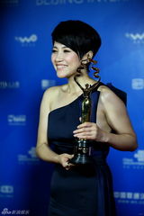 组图：北京电影节后台 获奖群星对话新浪娱乐