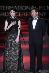 组图：张艺谋尼基塔颁最佳影片 一九四二成赢家