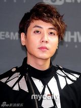 组图：韩国偶像组合神话15周年演唱会