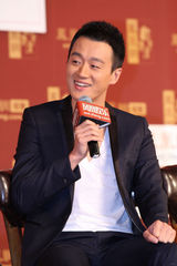 组图：《十三钗》走进校园 佟大为演示持枪行进