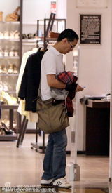 组图：24孝老公冯远征陪妻逛街耐心细致