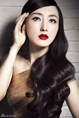 组图：何晴复古写真红唇金衣容妆精致