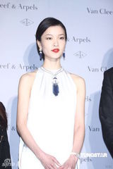 组图：超模杜鹃魅力四射 与林志玲熟络不介意比较