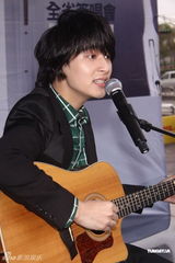 组图：严爵演唱会DVD上市 正积极筹备新专辑