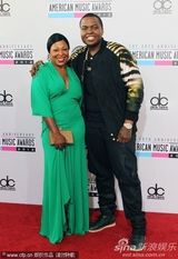 组图：全美音乐奖红毯女星争艳 比伯亲老妈鸟叔搞怪