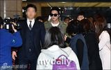 组图：李敏镐现身首尔机场剪烂裤子露膝盖