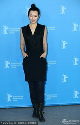 组图：余男亮相《无人区》柏林首映 着深V长裙