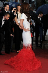 组图：《爱》戛纳首映 科尔白底红尾裙别具一格