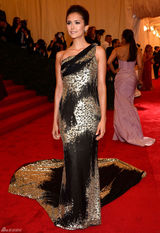 高清组图：妮娜-杜波夫性感露背鱼尾礼服亮相