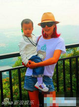 组图：孙悦3岁爱子与家人包饺子 虎头虎脑尽显可爱