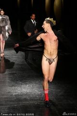 组图：自恋帝闯纽约时装周T台 豹纹丁字裤遮鸟