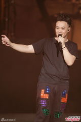 组图：陈奕迅演唱会化浓妆 搞怪献唱掀高潮