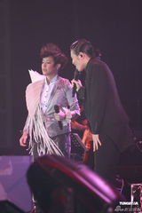 组图：何韵诗开唱剖白爱情观 落泪唱失恋情歌