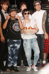 组图：何超仪推新EP携团开唱 感谢老板陈冠希支持