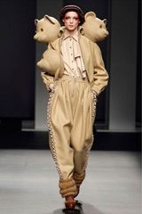 组图：英国时装秀现奇葩造型 网友惊呼毁三观