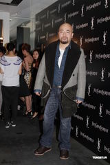 组图：钟楚红低胸白西装亮相 享受旅游暂无意复出