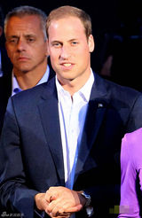 组图：凯特紫色深V裙加拿大亮相 笑容性感迷人