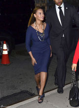 高清组图：碧昂斯蓝裙现身纽约 和老公外出就餐