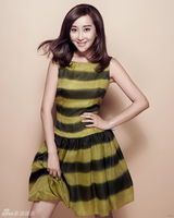 组图：杜若溪清新写真出炉 半裸香肩小露性感