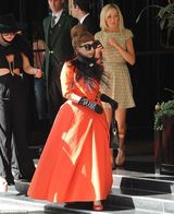 组图：Lady Gaga红裙扮贵妇 反季节穿衣雷人