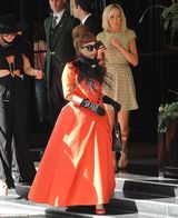 组图：Lady Gaga红裙扮贵妇 反季节穿衣雷人