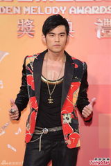 组图：蔡依林周杰伦同台颁奖 遭陶子调侃抱一个