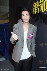 组图：萧敬腾香港举办签唱会 亲密互动喂歌迷蛋糕 