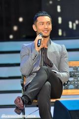 组图：海派春晚录制 黄晓明为“修鞋老爷爷”穿鞋