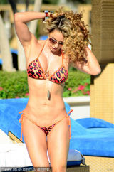 组图：女健身教练拽内裤现股沟侧露春光