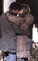 组图：朱莉匈牙利拍导演处女作 皮特随行献吻秀恩爱