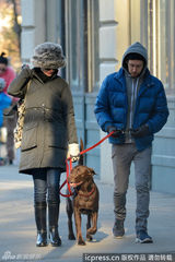 组图：海瑟薇夫妇恩爱遛狗 幸福人妻手套可爱