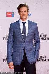 组图：德普撑《独行侠》柏林首映 汉莫揽美女