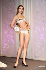 组图：香港时装节开幕 泳衣秀吸引大批宅男