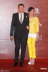 高清图：周润发携夫人现身红毯 司仪打趣贵人出门